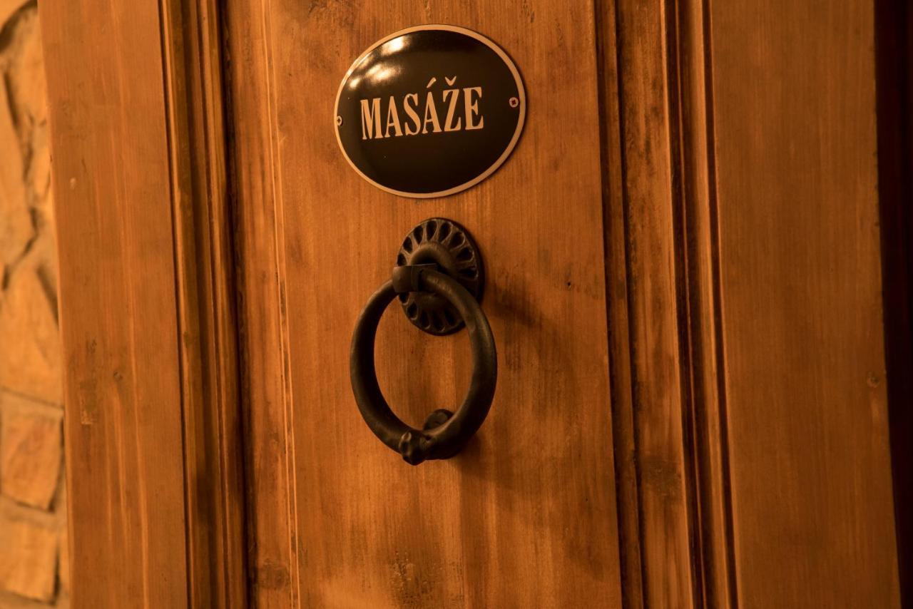 Hotel Na Baste Jablonec nad Nisou Bagian luar foto